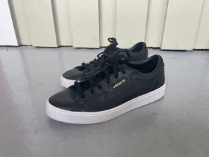 Adidas sneakers - Adidas original sneakers sleek shoes storlek 39 1/3, nypris 999 (små i storlek).
