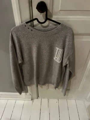 Hunkydory sweatshirt  - Grå Hunkydory sweatshirt storlek S. Små fina detaljer på övre rygg, krage samt sida 