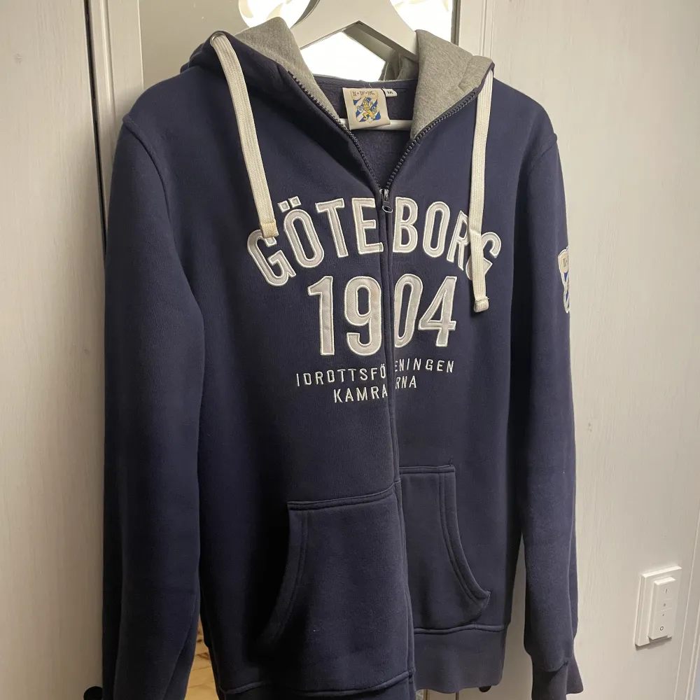 Säljer nu denna hoodie köpt i IFK Göteborgs blåvittshop för cirka 5 år sedan. Denna hoodie är inte använd och har hängt på en vägg. Limited edition som idag är svår att få tag på. Dyraste föremålet på denna profil av en förklaring⚽️ Skick 5/5 storlek M. Hoodies.