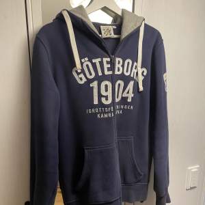 Säljer nu denna hoodie köpt i IFK Göteborgs blåvittshop för cirka 5 år sedan. Denna hoodie är inte använd och har hängt på en vägg. Limited edition som idag är svår att få tag på. Dyraste föremålet på denna profil av en förklaring⚽️ Skick 5/5 storlek M