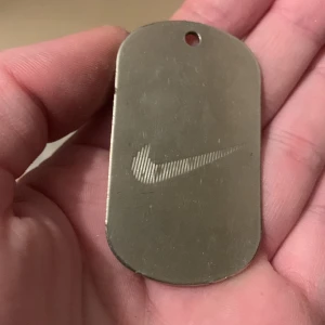 Halsband nike - Ett Nike pendent id bricka