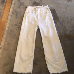 NAKD byxor  - Superfina vita byxor med bruna sömmar från NAKD, säljs på grund av fel storlek. Endast använda en gång, som nya! 🤍