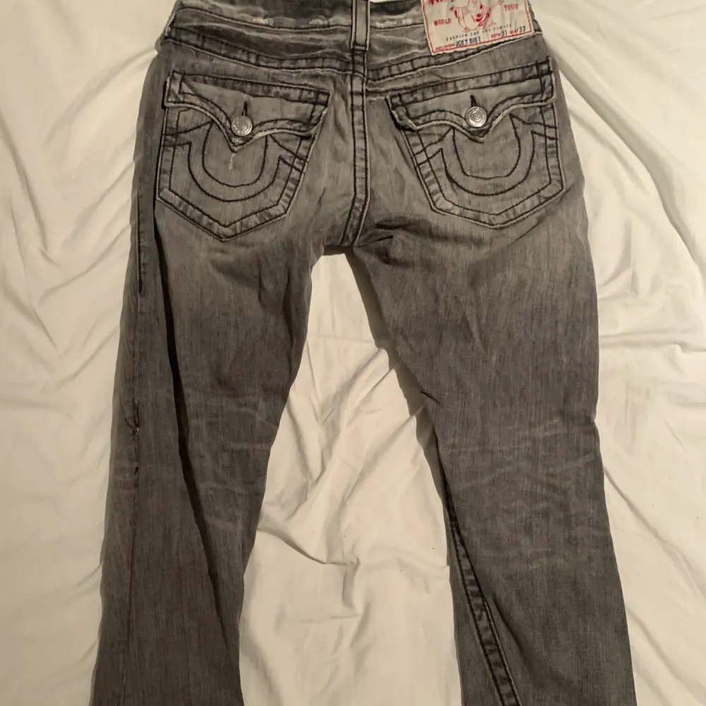 hej jag säljer mina feta true religion byxor pga för små köpta från en vintage affär i stan, pris kan diskuteras . Jeans & Byxor.