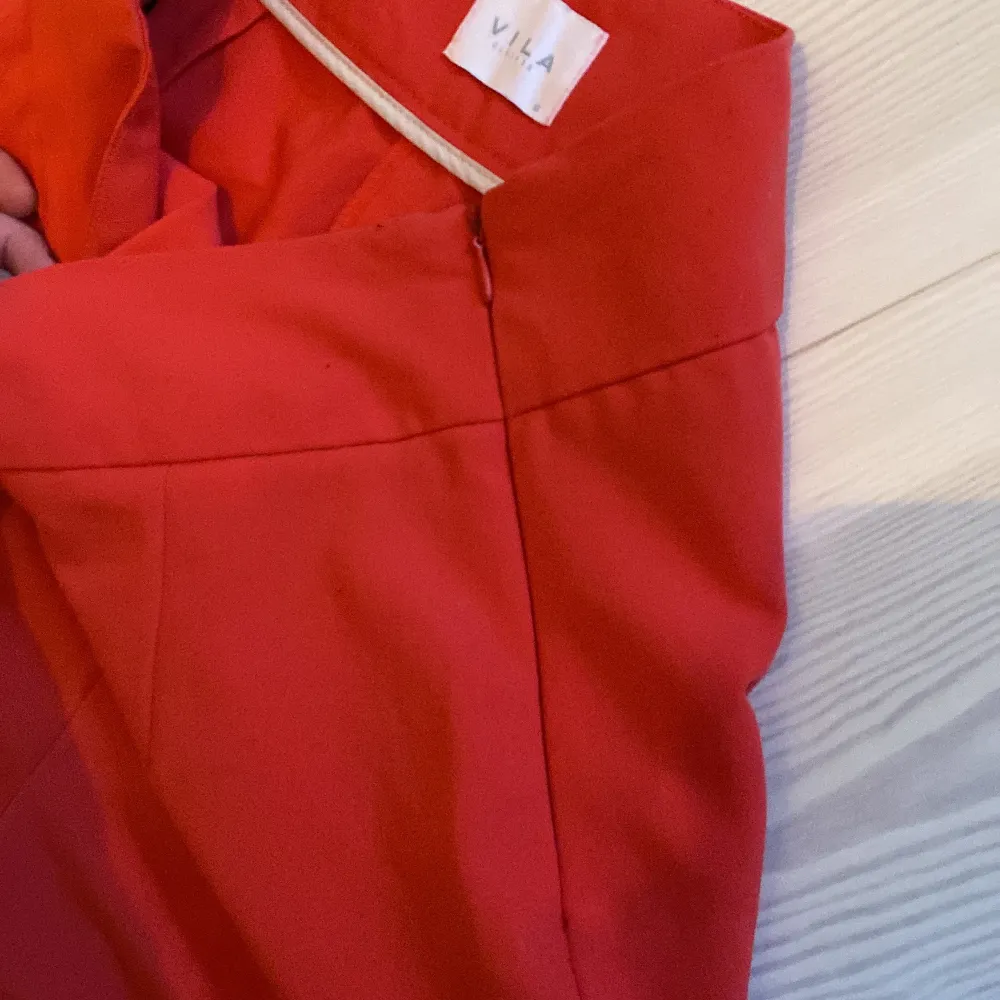 Orange röda kostymbyxor från Vila. Säljs pga att de är för små. Högmidjae. Och vida Nästan aldrig använda . Jeans & Byxor.