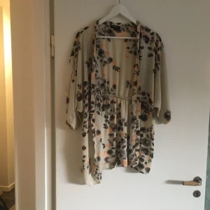 Blus - Kimono från Lindex i strl xs/s. Mycket fint skick 