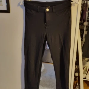 Byxor, S - Mjuka, stretchiga byxor från Cubus i strl. S