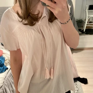 Rosa sommarblus  - En fin sommarblus i rosa som jag köpt på secondhand. Jag har använt den mest som "klänning" med shorts under då den är i XL, men det ska vara en topp! Den är lite genomskinlig vilket jag tycker är fint. Priset kan diskuteras!💓