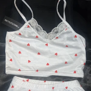 Hjärtpyjamas ❤️ - Jätte söt och fin pyjamas som inte kommer till användning för mig ❤️Oanvänd med lappar kvar ❤️‍🔥
