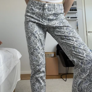 Mönstrade byxor - Mönstrade byxor i blått och vitt. Ankellånga på mig (180cm). Midwaist. Kan upplevas stora i storleken🧚🧚
