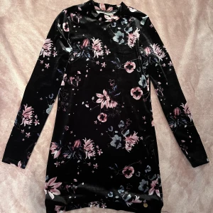 Svart klänning med blommor - Fin svart klänning med blomm mönster