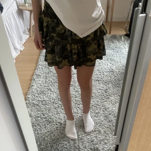 Neo noir kjol - Säljer min militärkjol från neo noir i storlek S!