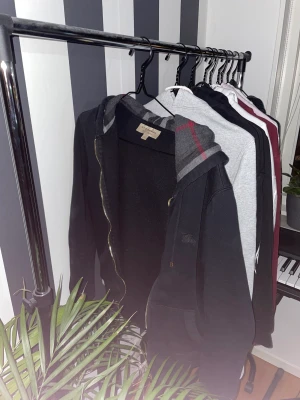 Burberry zip hoodie - Tjena! Säljer nu min burberry monogram zip hoodie eftersom det inte längre passar min stil. Färgen är navy.  Den är i mycket bra skick, 8-9/10. Knappt använd då jag har ändrat min stil och känner inte att den passar mig bra längre. Frågor? Skicka dm😉 