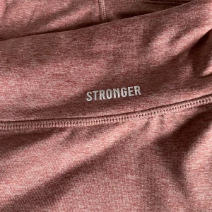 Stronger träningstights - Stronger träningstights i gott skick stl Medium.