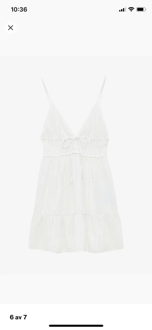 Vit sommarklänning - Vit klänning från pull&bear storlek S. Bara använd n gång då den är för liten för mig. Skulle kunna tänka mig att byta ut den till en storlek M. Skickas eller hämtas upp i Karlstad🤍