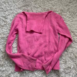 Rosa stickad tröja med krage! Nästan aldrig använd, strlek xs/s! Kommer såklart att strykas och tvättas en extra gång innan du köper den!