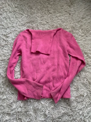 Långärmad tröja med krage  - Rosa stickad tröja med krage! Nästan aldrig använd, strlek xs/s! Kommer såklart att strykas och tvättas en extra gång innan du köper den!