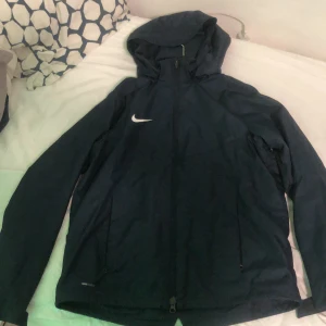 Nike jacka  - Hej säljer min Nike jacka har använts ett par gånger säljer på grund av att ungarna inte har nått behov av den