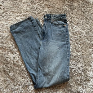 High waist loose straight HM - Använda 1 gång. Säljs för att de va för långa för mig (är 156 cm) och för att de inte passade i storlek! Nypris runt 200 kr från HM. Fina byxor!