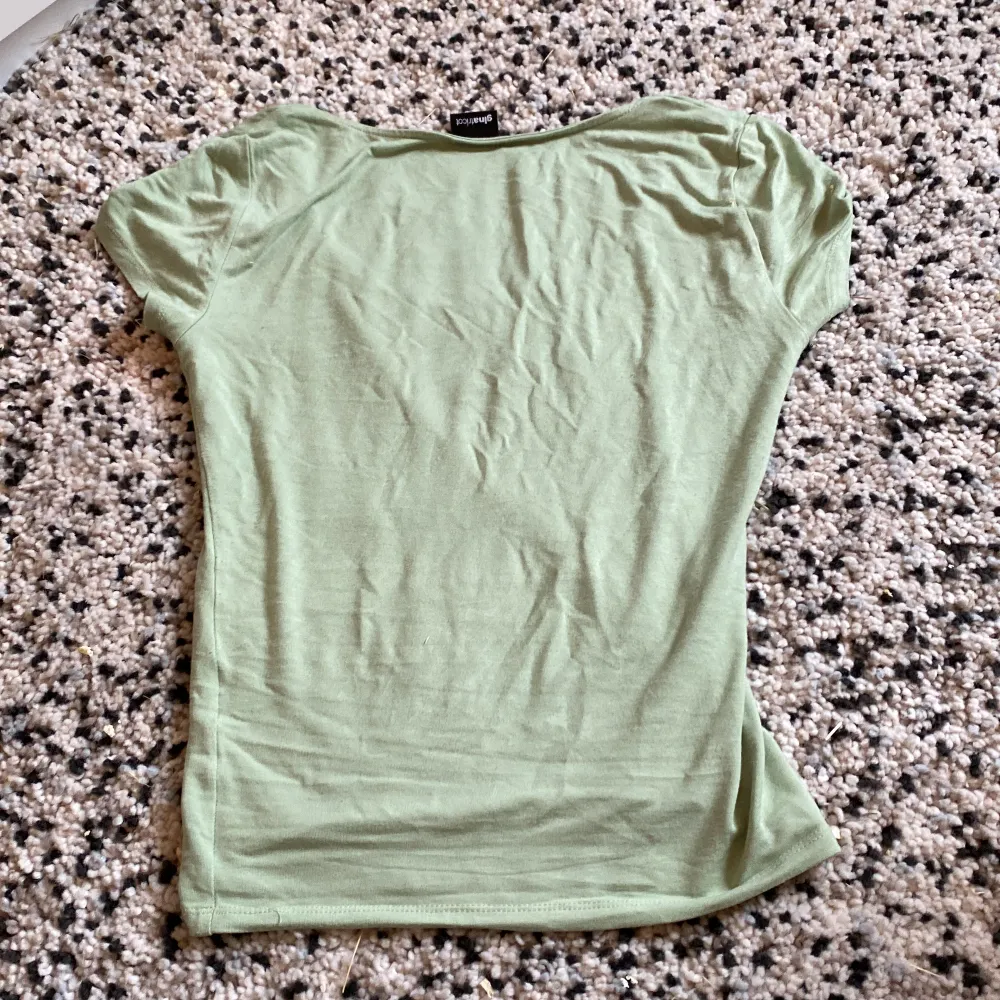 Jättefin grön tröja från Gina!💗 köpt i somras. Använd ca 5 gånger🤗 säljer för är inte riktigt min stil🫶🫶. Blusar.