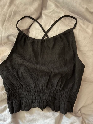 Topp gina tricot - Fin topp från Gina tricot, testad men aldrig använd. Strl s. Säljer för 75kr.