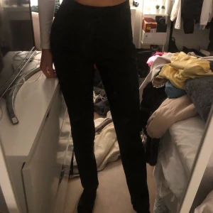 Kostymbyxor - Dragkedja nertill så man kan välja om man vill ha slits eller inte och hur hög slitsen ska vara. Storlek S, 100kr + frakt. Fickor framtill och fake fickor bak 