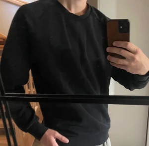 Svart sweatshirt från Weekday  - En svart sweatshirt från Weekday. Storlek S men passar M! Bra skick. 