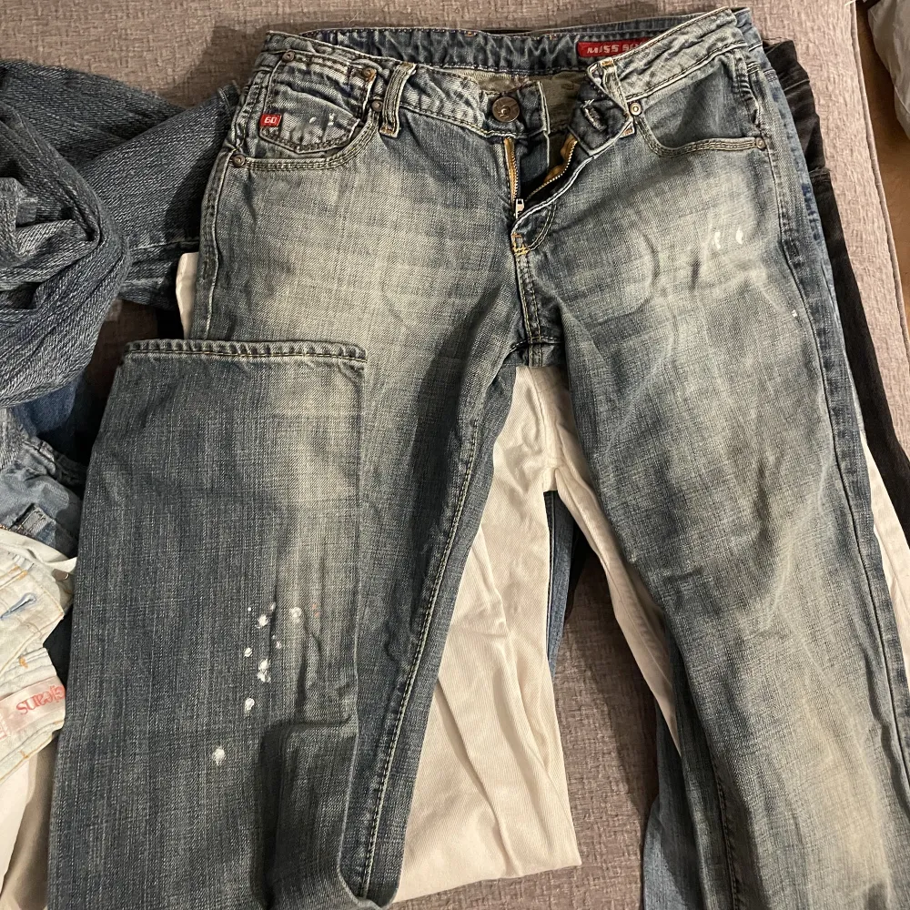säljer mina miss sixty jeans i storlek 36! de är raka i modellen och har som vita målarfärgs prickar på☺️ skriv till mig om ni har frågor. Jeans & Byxor.