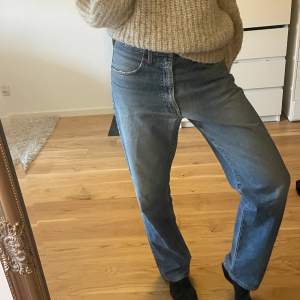Jättesnygga Armani jeans liknande Mathilda Djerf jeansen som sitter loose på mig som ofta bär strl S. 