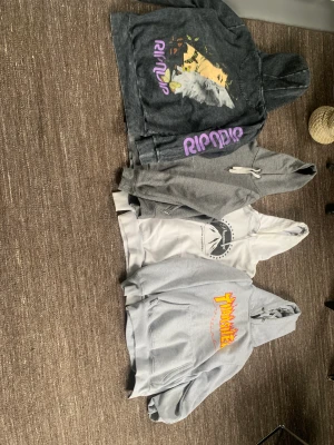 Rensning  - Rip N dip: se min andra annons M   Hm hoodie 50kr S  Vit hoodie: 50kr XS  såld- Thrasher: 100kr L (sitter S/XS)   Weekday: 250kr S (S/M) Köp allt för 650kr