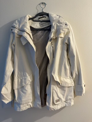 Peak performance Jacka - Peak Performance jacka, S. Den har använts ett tag men i bra skick, inga defekter.  Hämtas på Kungsholmen.  Peak performance jacket, S. It has been used for some time but in good condition, no imperfections. Pick up in Kungsholmen. 