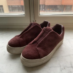 Eytys skor - Säljer mina eytysskor då de ej kommer till användning, använda därav ett fåtal gånger. Köpa i eytys butiken i Stockholm - dustbag och låda tillkommer (kvitto ej hittat)  Sula rengörs innan dem skickas iväg. 