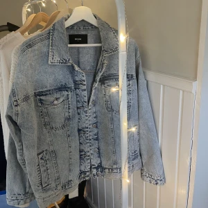 Jeansjacka - Jeansjacka från bikbok sparsamt använd. Storlek Small
