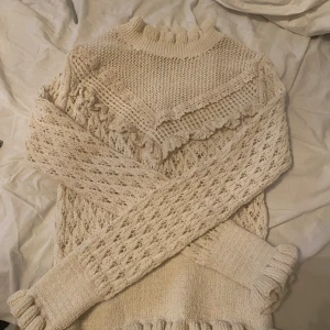 Oandvänd zara tröja - Helt ny Oanvänd tröja från zara Färgen är vit/beige. Säljer den då den var i fel storlek för mig Står ej för frakt 