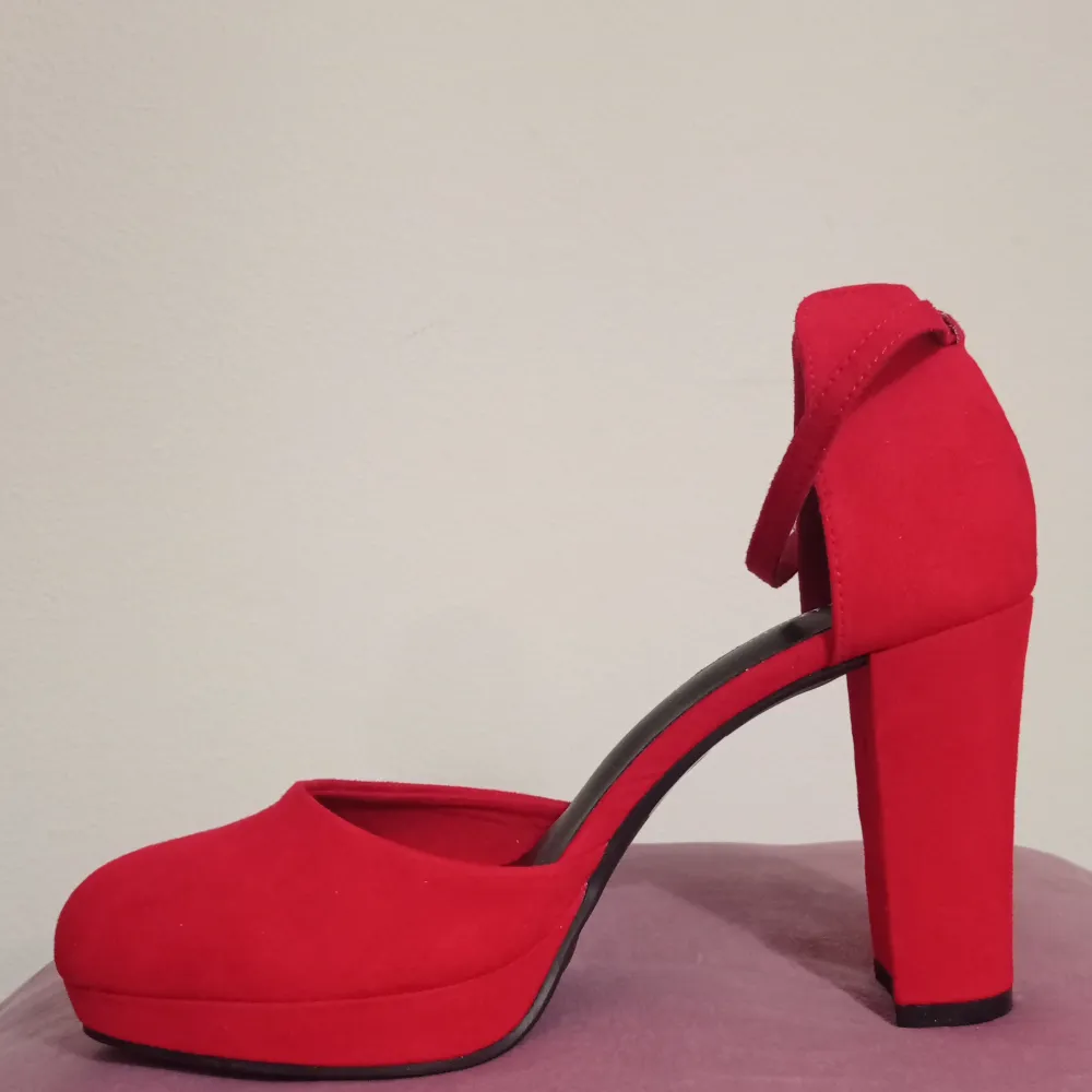 New never worn beautiful red pumps with platform  Chunky heel 9cm . Skor.