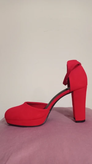 Bright red Pumps 38 - New never worn beautiful red pumps with platform  Chunky heel 9cm 