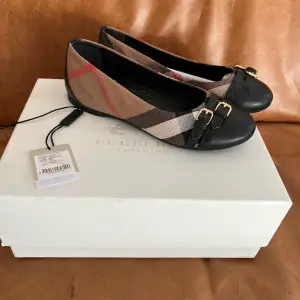 Burberry ballerina skor. Använda en gång i nyskick Låda och tags följer med Ny pris nk 3800 Mitt pris 700kr