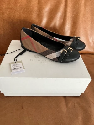 Burberry ballerina skor. Strl 34 - Burberry ballerina skor. Använda en gång i nyskick Låda och tags följer med Ny pris nk 3800 Mitt pris 700kr