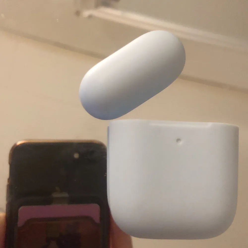 Airpods skal e en jätte fin ljusblå färg,oandvän🤝. Övrigt.