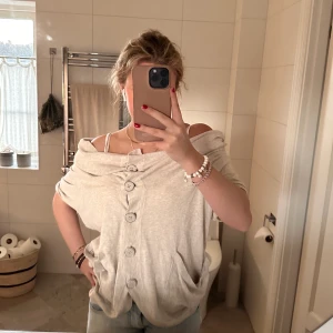 Baige tröja - Sjukt snygg beige tröja med knappar och fina detaljer och fickor❤️verkligen såååå fin och man kan ha den på olika sätt