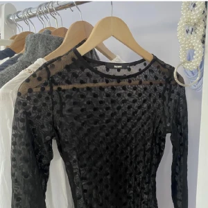 Prickig mesh topp  - Superfin prickig mesh topp köpt här på plick. En body men kan användas lite hur man vill! Storlek XS men passar mig som annars brukar ha S. Kontakta vid frågor eller intresse! Tryck gärna på köp direkt om du är sugen 🙌🏼