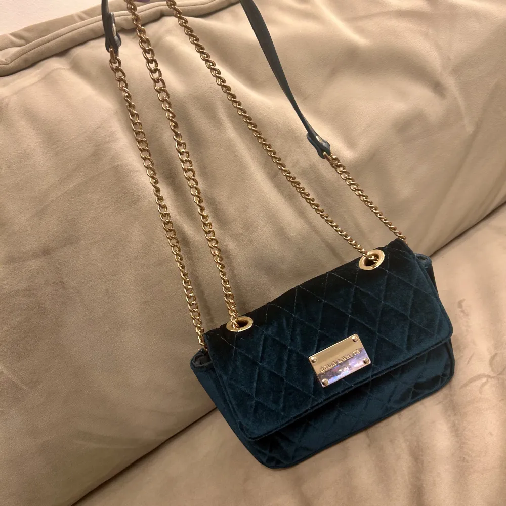 Mörkgrön sammetsväska från Holly & whyte✨ guldiga detaljer med justerbar kedja✨ välanvänd💕. Väskor.