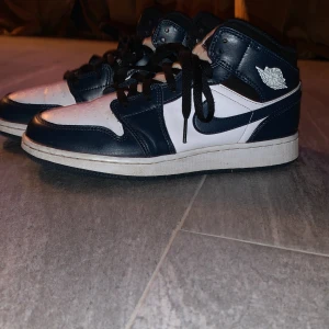 Air Jordan 1 mid Armory Navy  - Air Jordan 1 mid bra skick, använda. Storlek 39
