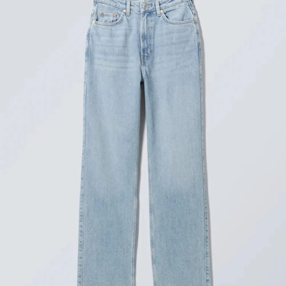 weekday jeans i modellen rowe. färgen heter moise blue💕 skriv om fler bilder önskas💕 använd fåtal gånger, storlek 27/34, passar som 36/38💕. Jeans & Byxor.