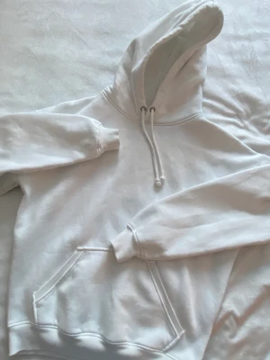 Bikbok oversized hoodie - Oversized bikbok hoodie. Fel storlek för mig kommer därför inte till användning. Köpt för 400kr i höstas. Endast använd ett fåtal gånger. (Ca 3 gånger) Hoodie har ett bra skick och inga synliga skador.