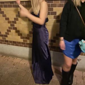 Satin klänning  - Super fin långklänning, endast använd tre gånger 