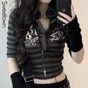 Randig tröja - Säljer denna fina tröja då den tyvärr va förliten för mig över boobsen, tror jag köpte den från amazon men är inte helt säker