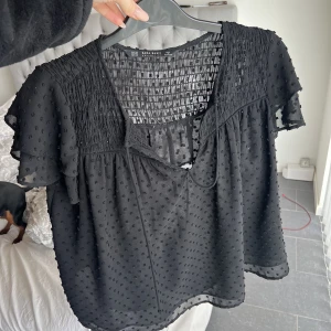 Topp - Söt topp från zara. Använd fåtal gånger. Storlek XS men passar mig som normalt brukar ha S/M i toppar. Sälj pga den inte kommer till användning.