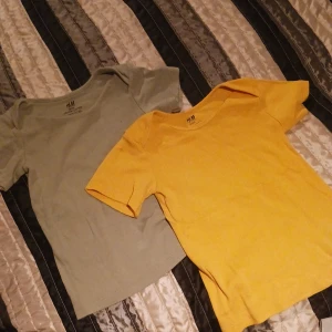 2 t-shirtar barn - 1 grön i storlek 86 1 gul i storlek 86, inköpt från H&M, oanvänt skick.