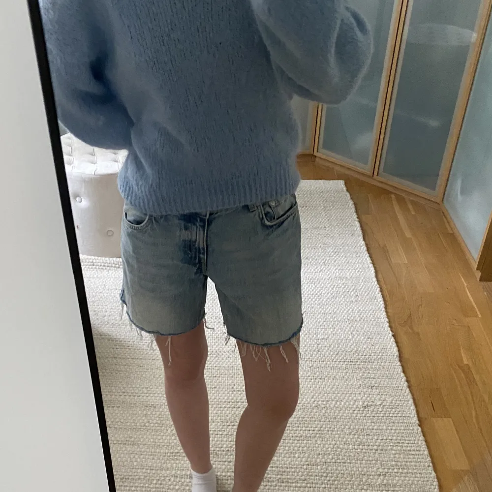 Shorts som jag klippt själv av jeansen ”Arrow” från weekday💕Tagit bort alla lappar så vet ej strl men väldigt stora på mig som brukar ha 25/26 i byxor🫶🏻Low waist och vintagetvätt💗 Säljer flera jeans!. Shorts.