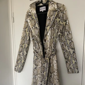 Kappa - Skinnkappa i ormmönster från NAKD. Storlek 32. Använd 1 gång. 